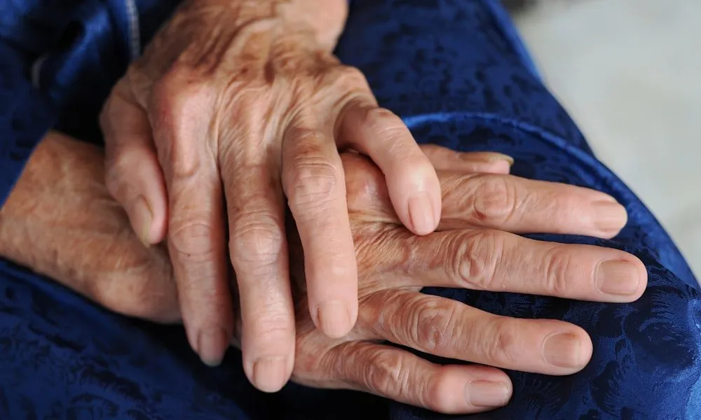 Circonvenzione di incapace e amministrazione di sostegno: mani di una persona anziana