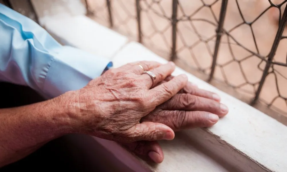 Circonvenzione di incapace: mano di una persona anziana sorretta da una più giovane