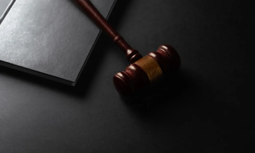 Falso in testamento e prova indiziaria: martelletto del giudice su fondo scuro